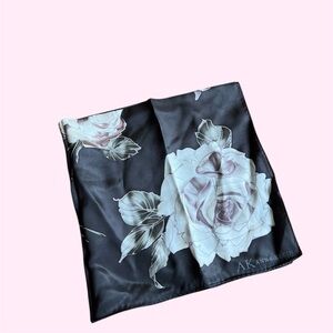 ⚫️ANNE KLEIN: Women’s black w/multicolor floral print square silk scarf⚫️